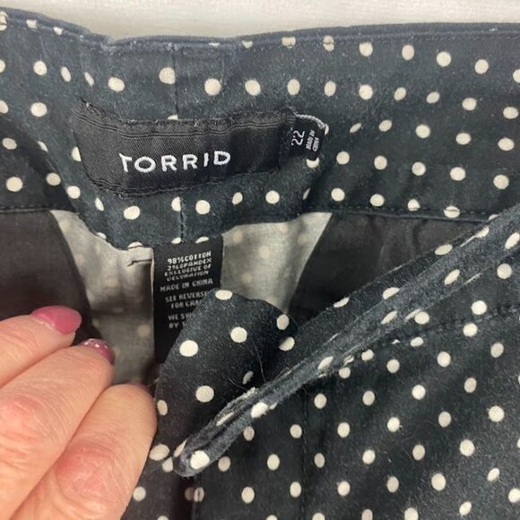 Torrid Navy Polk A Dot Cuff Chino Shorts Women's Size 22. - Picture 4 of 6